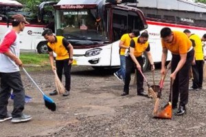 Atasi Virus Corona, Aparat Gabungan Bersihkan Fasilitas Umum